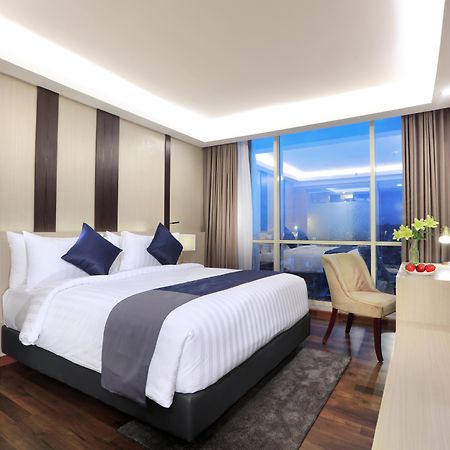 Aston Kartika Grogol Hotel & Conference Center Джакарта Экстерьер фото